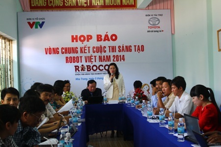 Chung kết Cuộc thi Sáng tạo robot Việt Nam 2014 từ 6/5 - 1 Chủ đề của vòng chung kết năm nay là “Gia đình Robot”.
