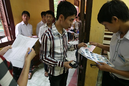 Nhiều biện pháp chống thi hộ, thi kèm - 1 Trước khi vào phòng thi, các thí sinh đều được cán bộ coi thi kiểm tra đối chiếu ảnh.