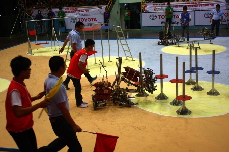Gay cấn, hấp dẫn vòng bảng thứ 4 của cuộc thi Robocon 2014 - 1 Gay cấn, hấp dẫn vòng bảng thứ 4 của cuộc thi Robocon 2014