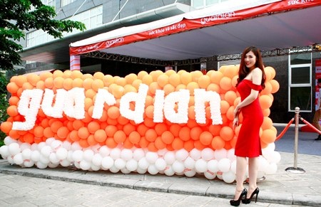 Á hậu Tú Anh tại lễ khai trương Guardian HN