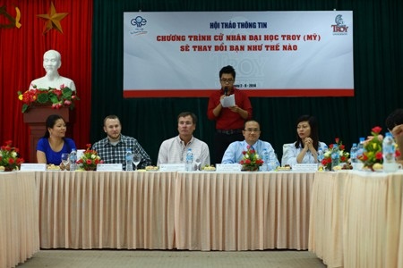Cơ hội cho những thí sinh đạt 13+ học tại trường Đại học Kinh tế - ĐHQGHN - 2 Đại diện trường ĐHKT và ĐH Troy tại hội thảo.