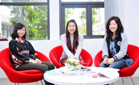 Học sinh Trường Hanoi Academy giành được học bổng 100% của ĐH APU - Nhật Bản - 2 Từ trái qua phải - em Phạm Bảo Ngân; em Đào Lê Thủy Linh; em Nguyễn Dương Minh Anh.