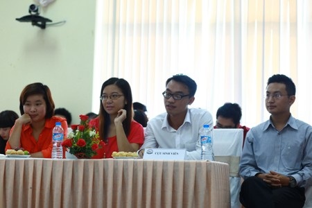 Cơ hội cho những thí sinh đạt 13+ học tại trường Đại học Kinh tế - ĐHQGHN - 3 Đại diện trường ĐHKT và ĐH Troy tại hội thảo.