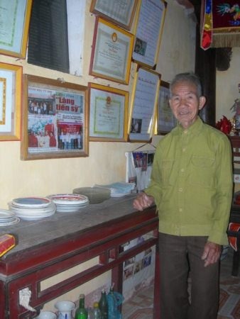 Cᷥ Đặng Văn Thức bên từ đường dòng họ.