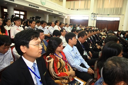 Thủ tướng: “Tôi tha thiết mong các trường chăm lo giáo dục đạo đức học sinh, sinh viên” - 2 Đông đảo giảng viên, sinh viên ĐH QGHN tham dự buổi lễ khai giảng (Ảnh: Bùi Tuấn)