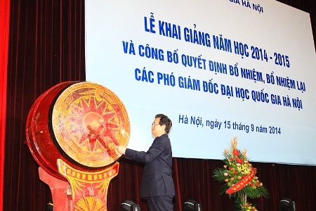 Thủ tướng: “Tôi tha thiết mong các trường chăm lo giáo dục đạo đức học sinh, sinh viên” - 3 Thủ tướng Chính phủ đánh trống khai giảng năm học mới của ĐH QGHN (Ảnh: Bùi Tuấn)