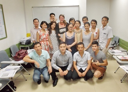 Bí quyết đạt TOEFL iBT 90+ từ chuyên gia - 2 Cô Julia Ayscough bên cạnh học trò tại Language Link
