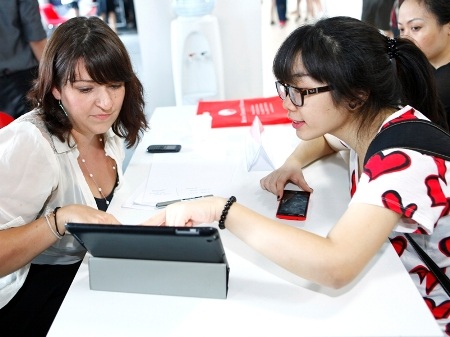 Học sinh được giảng về khóa học tiếng Anh.