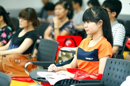 Học sinh chăm chú lắng nghe chương trình.