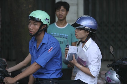 Sinh viên tình nguyện giúp đỡ thí sinh