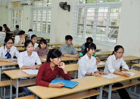 Thí sinh dự thi đại học nghe cán bộ coi thi phổ biến Quy chế thi.
