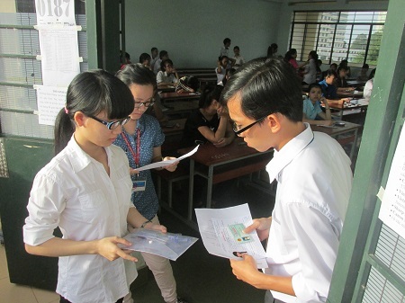 Tự bóc, dán ảnh chứng minh thư, thí sinh suýt bị đưa vào diện nghi vấn - 1 Cán bộ coi thi luôn đối chiếu ảnh Chứng minh nhân dân với thẻ dự thi của thí sinh