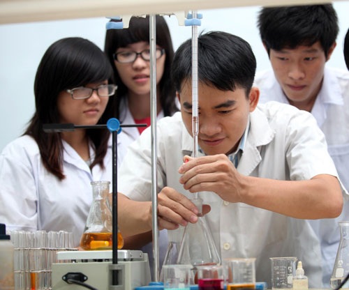 Việt Nam làm trưởng ban chuyên môn đề thi Olympic Hóa học quốc tế - 2 Học sinh thực hành môn Hóa học.