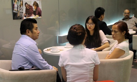 Vào thẳng Đại học Vương Quốc Anh không cần học Dự bị - 1 Phụ huynh chăm chú lắng nghe cán bộ trường tư vấn tuyển sinh