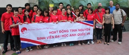 BUV tổ chức Ngày hội thông tin “Chọn Giáo dục Anh quốc, chọn thành công” - 2 Sinh viên ĐH Anh quốc Việt Nam tham gia hoạt động tình nguyện.
