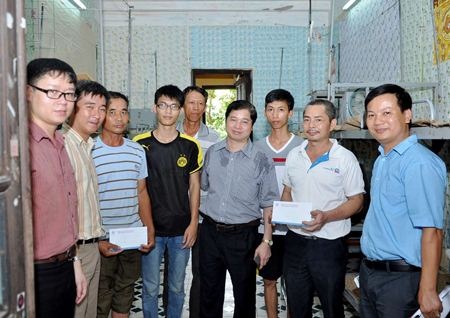 Thí sinh làm thủ tục dự thi vào Trường ĐH Kinh tế Quốc dân sáng nay 3/7.