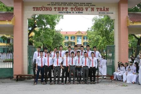 “Mừng rơi nước mắt vì con đỗ thủ khoa ĐH Thủy lợi” - 2 Tùng và các bạn trong buổi chia tay lớp 12