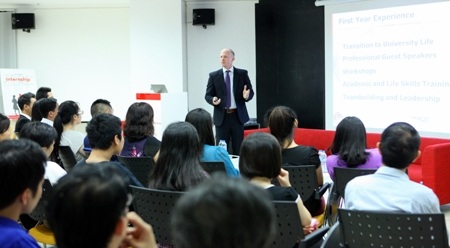 Giảng viên ĐH Anh Quốc chia sẻ lợi ích của việc du học tại buổi tọa đàm tuyển sinh vào trư