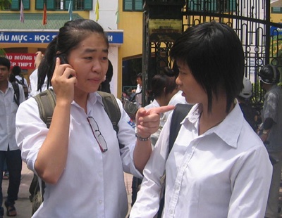 Vào phòng thi đại học: Phải cách ly điện thoại di động - 1 Mang điện thoại vào phòng thi, thí sinh sẽ bị đình chỉ ngay lập tức.