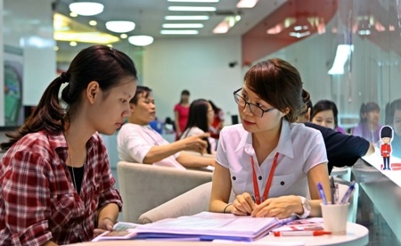 Học sinh đang nghe cán bộ tuyển sinh ĐH Anh Quốc tư vấn.