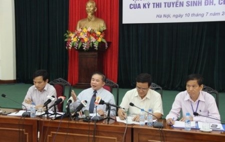 Lãnh đạo Bộ GD-ĐT trả lời buổi họp báo kết thúc thi đại học 2014.