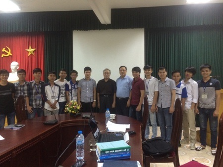 Nam sinh viên có tới 3 bài báo khoa học đăng trên tạp chí quốc tế - 2 Thắng cùng thầy giáo và các bạn sinh viên