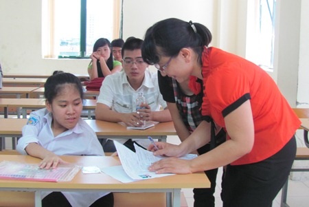 Cán bộ tuyển sinh xuống tận bàn thí sinh Mai Phương để làm thủ tục dự thi cho em.