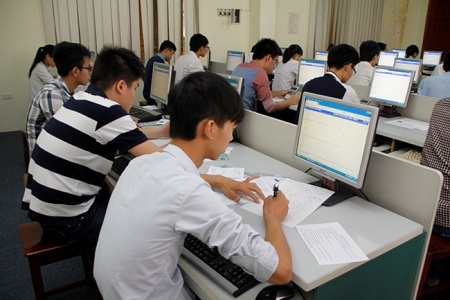 Tân sinh viên ĐH Quốc gia Hà Nội đang làm bài thi đánh giá năng lực. (Ảnh : Bùi Tuấn)