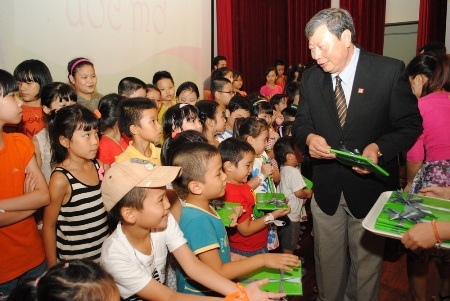 Cùng con xây đắp ước mơ với Hanoi Academy - 3 Các con ai cũng vui vì đều được ghi nhận thành quả và nhận quà từ Ban tổ chức.