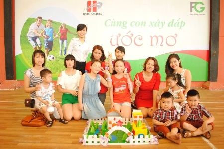 Cùng con xây đắp ước mơ với Hanoi Academy - 2 Các bậc phụ huynh cũng như trẻ và háo hức với công trình của đội mình.