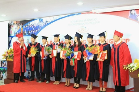 Sinh viên Trường ĐH Nguyễn Trãi trong lễ nhận bằng tốt nghiệp