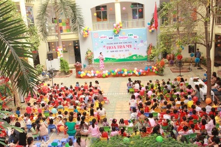 Cô Nguyễn Mỹ Hảo - Hiệu trưởng nhà trường phát biểu tại lễ khai giảng.