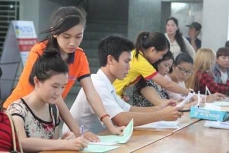 Làm thủ tục nhập học tại Đại học
Công nghệ TPHCM.