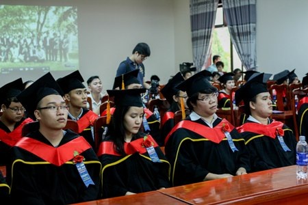 Vinh danh HS, SV chương trình Quốc gia Anh tại Việt Nam - 2 Sinh viên trong lễ nhận bằng tốt nghiệp