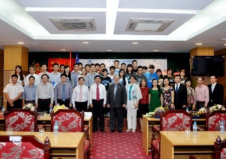 Đại biểu và các em sinh viên chụp ảnh lưu niệm