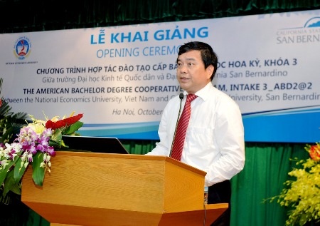 GS.TS Trần Thọ Đạt, Hiệu trưởng Trường Đại học Kinh tế Quốc dân phát biểu khai giảng chương trình