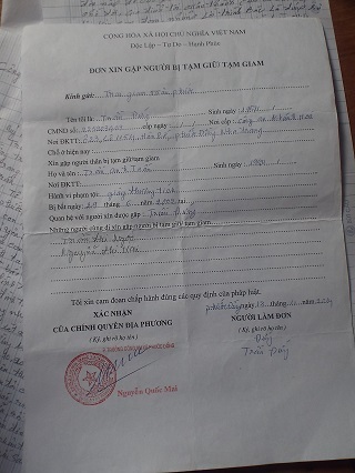 Vợ chồng ông Đứng cầm đơn đi thăm con mới hay tin con đã chết 16 tháng.