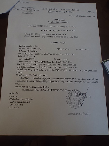 Văn bản thông báo trại giam gửi cho phường có ghi rõ thời điểm phạm nhân chết