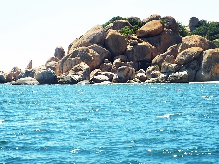 Đường đến đảo Bình Ba với nhiều hòn đảo, cảnh quan rất xinh đẹp.