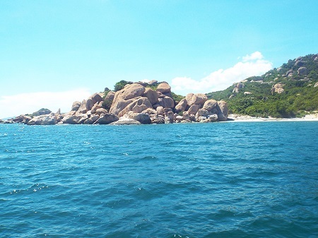 Đường đến đảo Bình Ba với nhiều hòn đảo, cảnh quan rất xinh đẹp.