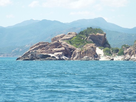 Đường đến đảo Bình Ba với nhiều hòn đảo, cảnh quan rất xinh đẹp.