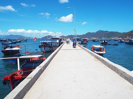 Cầu cảng dẫn du khách vào thăm đảo Bình Ba.