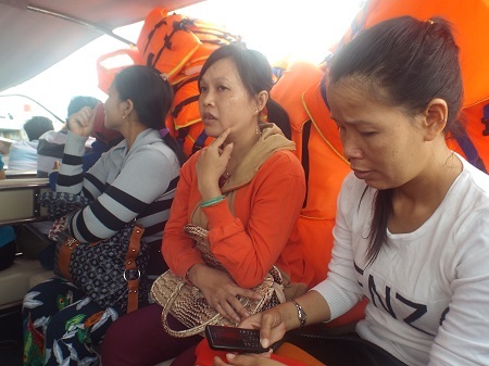 Hành khách đi trên ca nô KH-0696 không khỏi bất an sau khi ca nô bất ngờ chết máy giữa biển