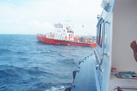 Thời tiết trên biển có gió mùa đang gây khó khăn cho việc tìm kiếm 8 thuyền viên mất tích