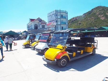 Xe điện sẵn sàng phục vụ việc tham quan của du khách khi đến thăm đảo.