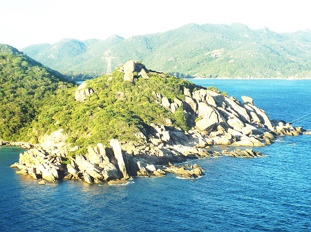 Những con đường nhỏ uốn lượn quanh núi dẫn du khách đi thăm khắp đảo Bình Ba.