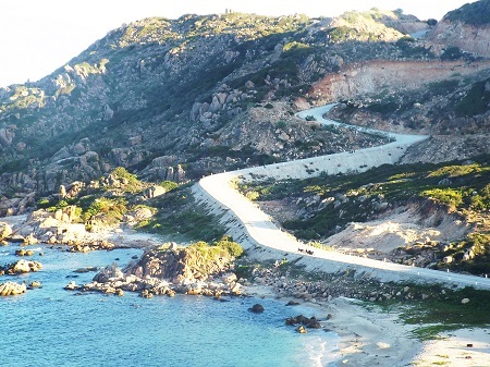 Những con đường nhỏ uốn lượn quanh núi dẫn du khách đi thăm khắp đảo Bình Ba.