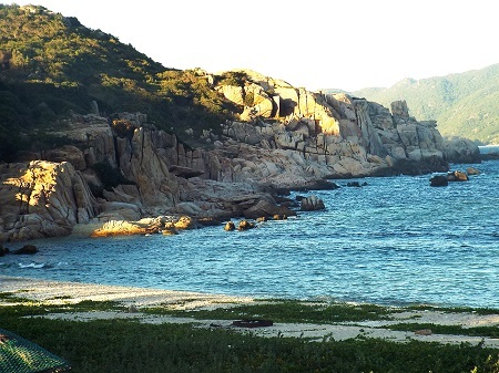 Bãi biển được bao bọc bởi các rặng núi cắm sâu xuống biển.