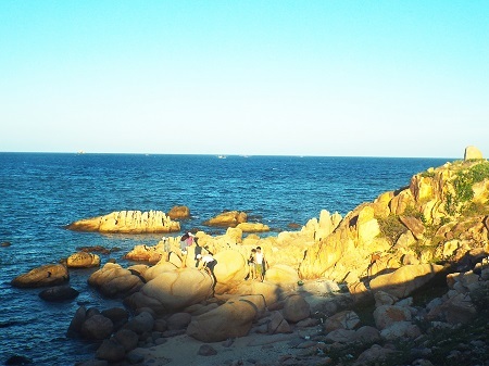 Du khách háo hức khám phá Bình Ba.