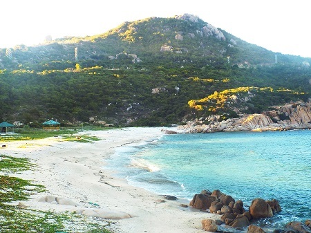 Bãi biển được bao bọc bởi các rặng núi cắm sâu xuống biển.